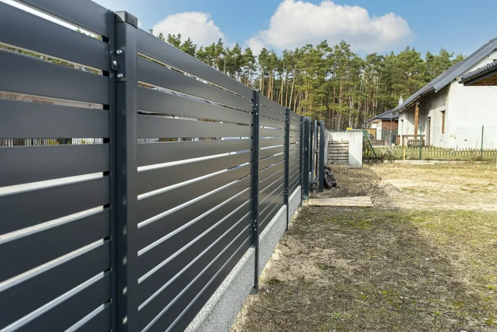 nowoczesne ogrodzenie metalowe