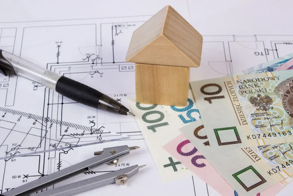 plan i figurka domu oraz banknoty