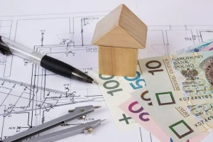 plan i figurka domu oraz banknoty